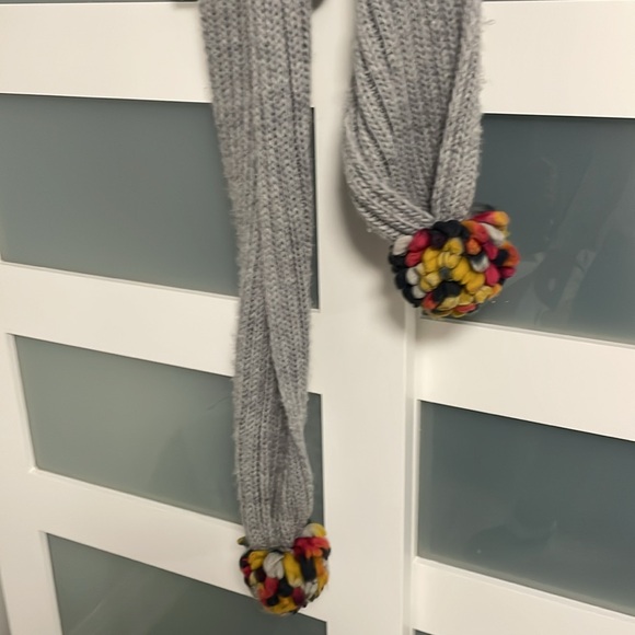 Gray scarf - Picture 4 of 4